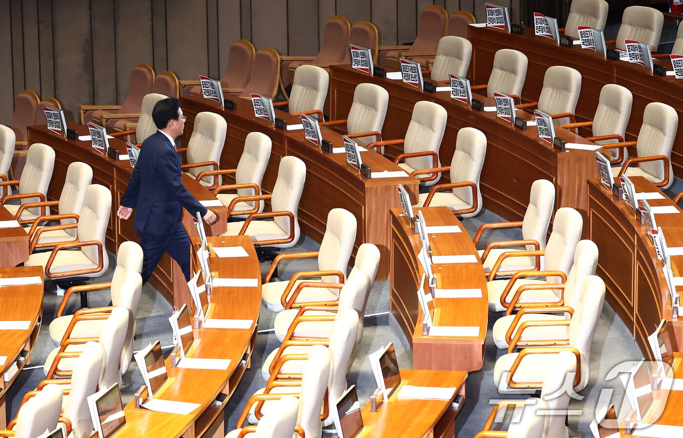 본문 이미지 - 송언석 국민의힘 원내대표가 27일 서울 여의도 국회에서 열린 본회의에서 상임위원장 선출에 반발하며 퇴장하고 있다. 2025.6.27/뉴스1 ⓒ News1 김민지 기자