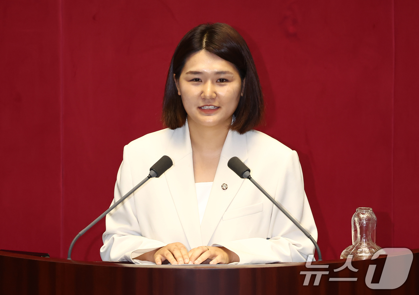 (서울=뉴스1) 김민지 기자 = 강유정 대통령실 대변인의 국회의원직을 승계한 손솔 진보당 의원이 27일 오후 서울 여의도 국회에서 열린 본회의에서 인사말을 하고 있다. 2025.6 …