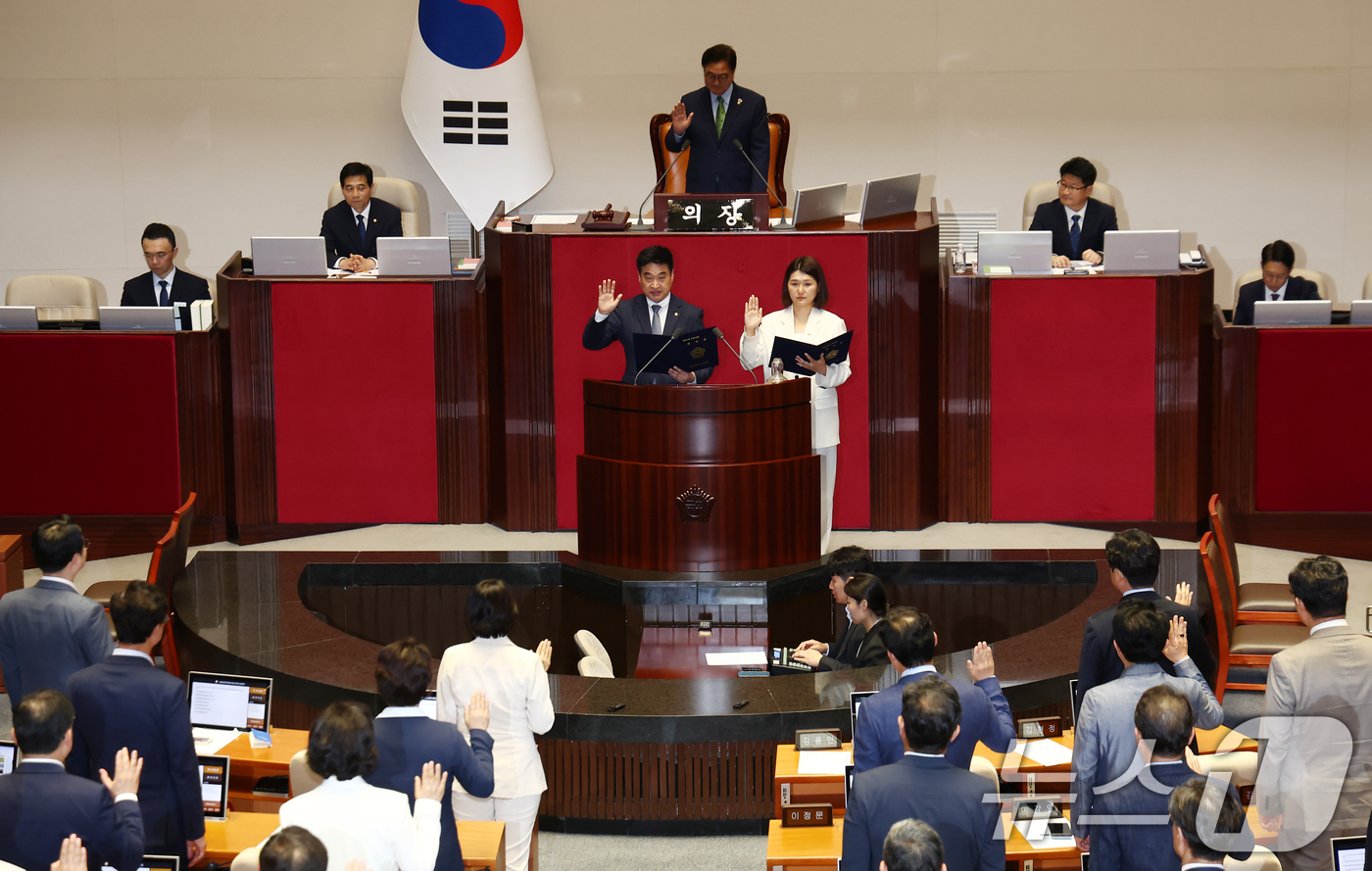 (서울=뉴스1) 김민지 기자 = 위성락 국가안보실장과 강유정 대통령실 대변인의 국회의원직을 각각 승계한 손솔 진보당 의원과 최혁진 무소속 의원이 27일 오후 서울 여의도 국회에서 …