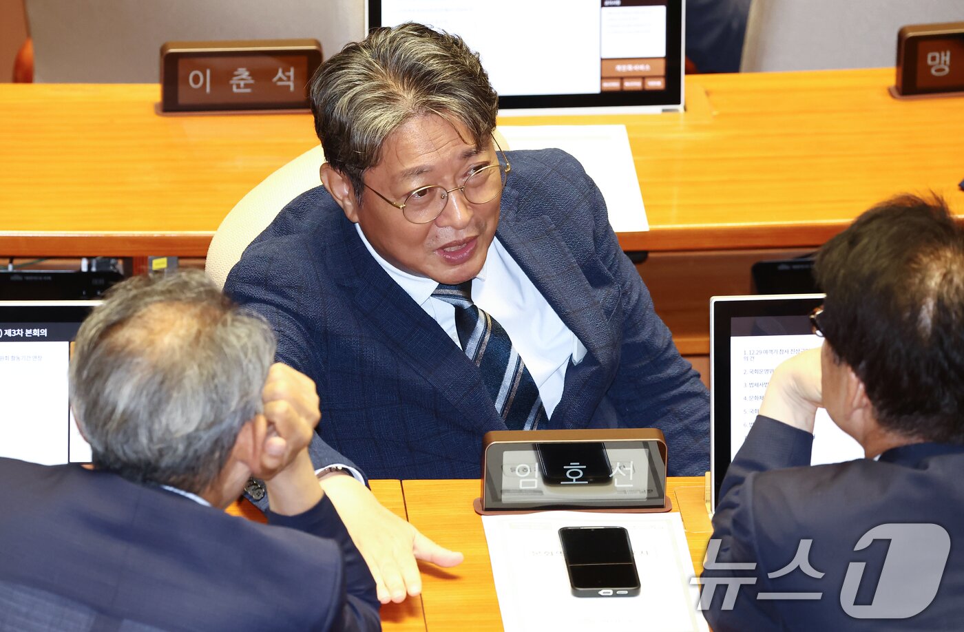 본문 이미지 - 법제사법위원장 보궐선거에 나선 이춘석 더불어민주당 의원이 27일 오후 서울 여의도 국회에서 열린 본회의에서 동료 의원들과 대화하고 있다. 2025.6.27/뉴스1 ⓒ News1 김민지 기자