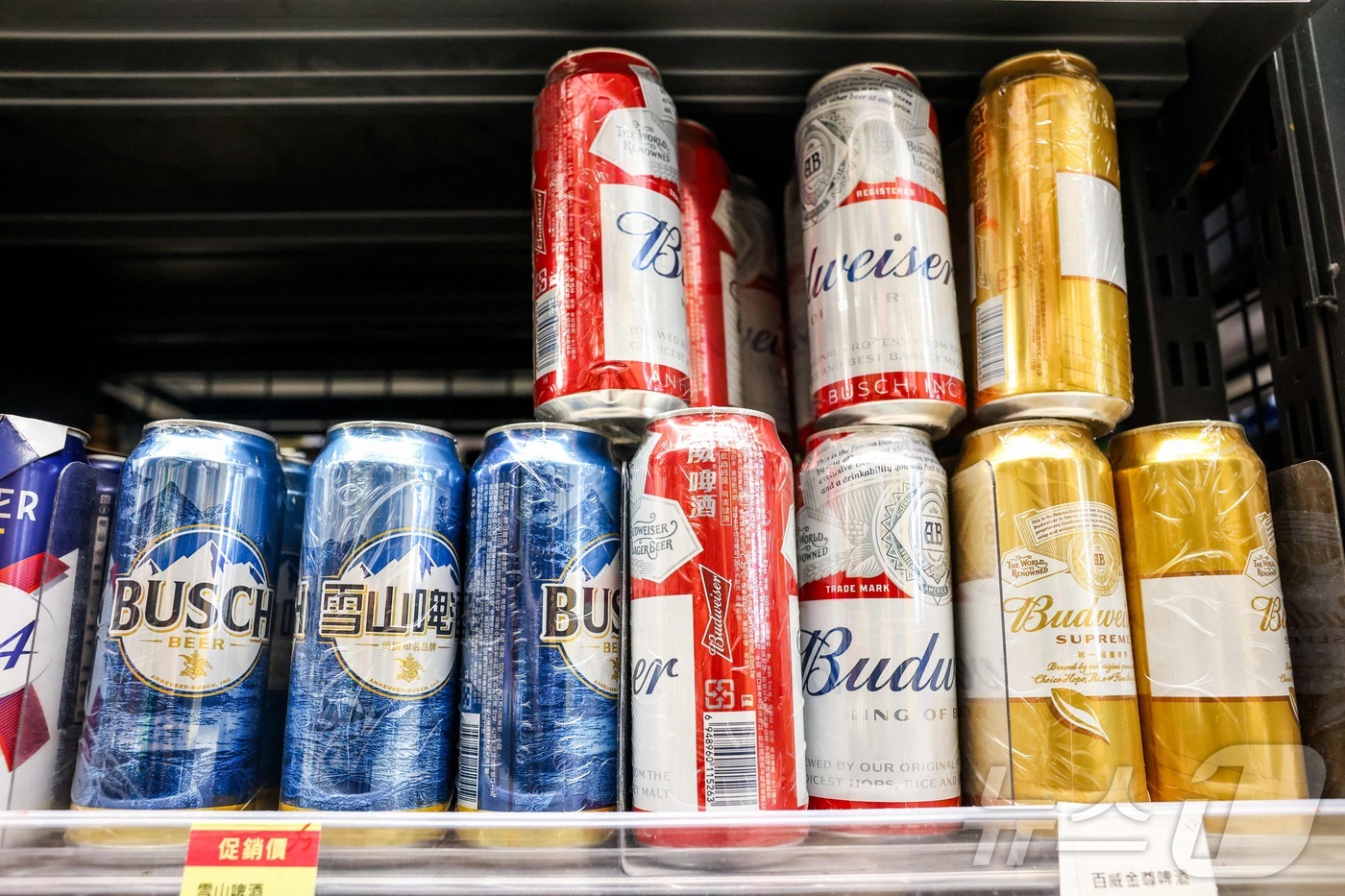 (대만 기륭AFP=뉴스1) 신기림 기자 = 27일 대만 북부 항구도시 기륭의 한 편의점 진열대에 중국산 맥주가 진열되어 있다. 대만 재무부와 경제부는 이날 중국산 맥주와 열연강판에 …