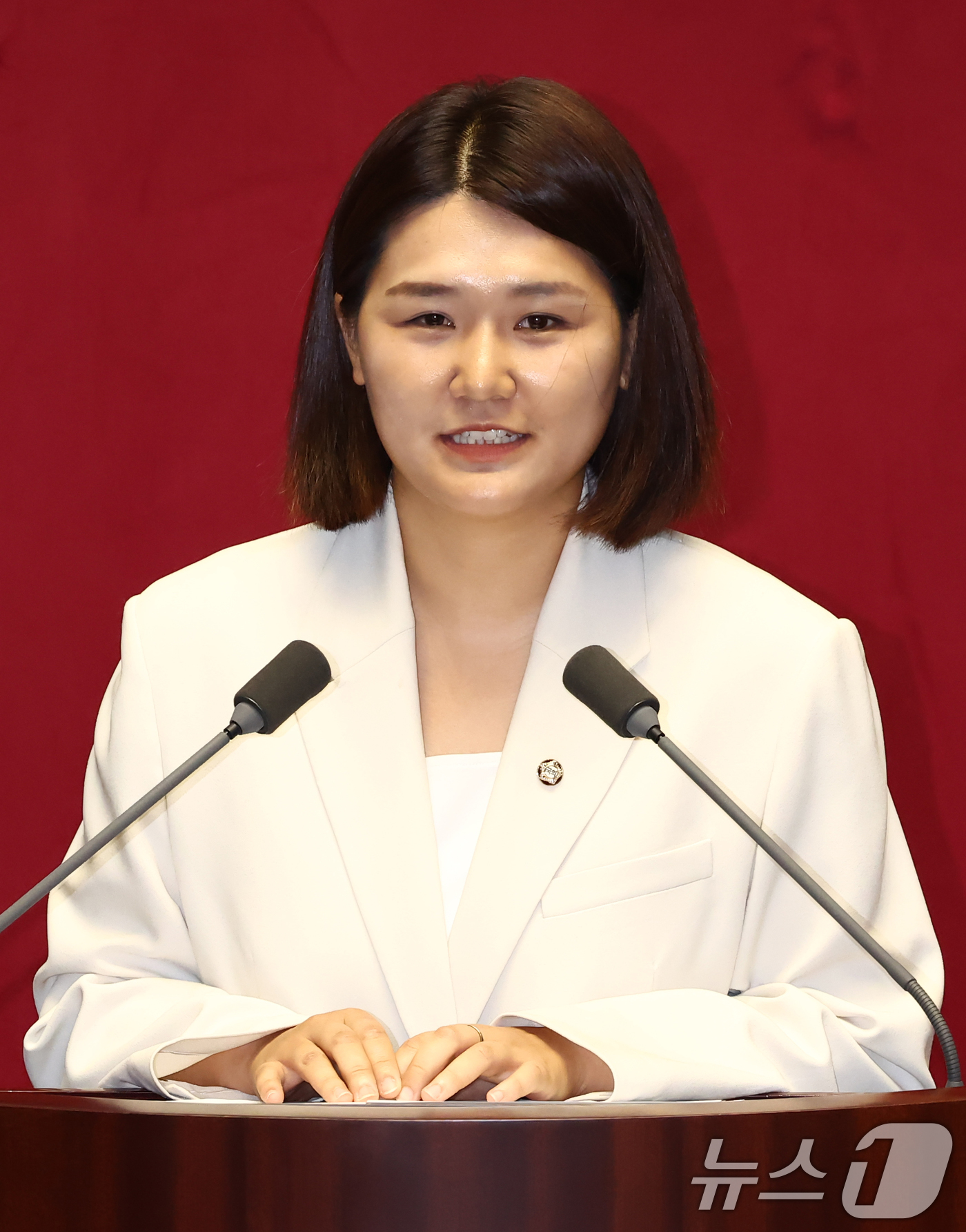 (서울=뉴스1) 김민지 기자 = 강유정 대통령실 대변인의 국회의원직을 승계한 손솔 진보당 의원이 27일 오후 서울 여의도 국회에서 열린 본회의에서 "정치인의 말에 책임이 따른다는 …