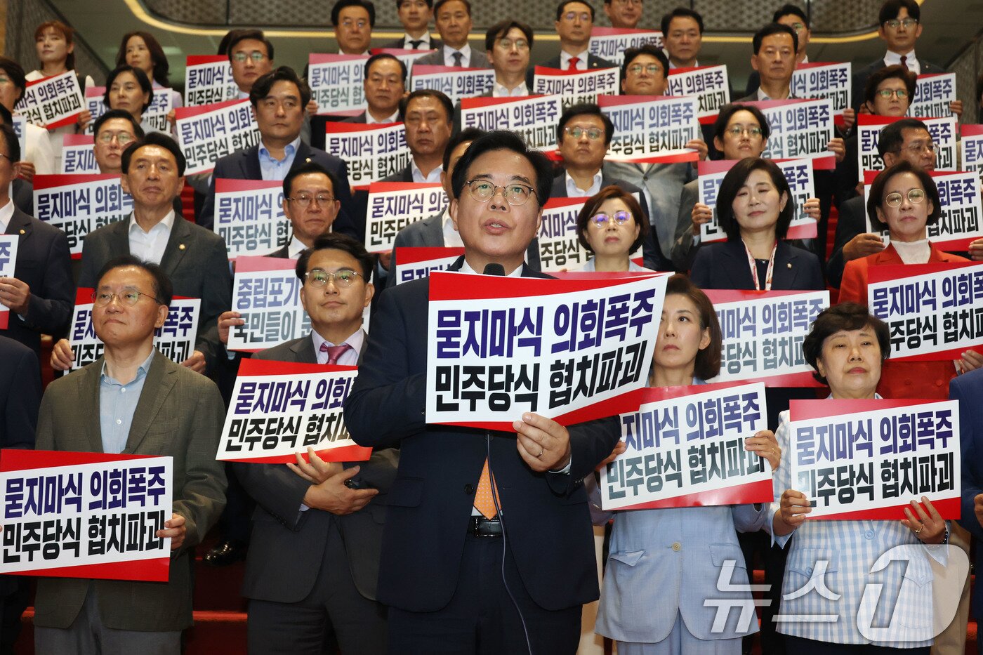 본문 이미지 - 송언석 국민의힘 원내대표가 27일 오후 서울 여의도 국회에서 상임위원장 선출을 위한 본회의에 불참하고 가진 더불어민주당 규탄 대회에서 규탄사를 하고 있다. 2025.6.27/뉴스1 ⓒ News1 이광호 기자