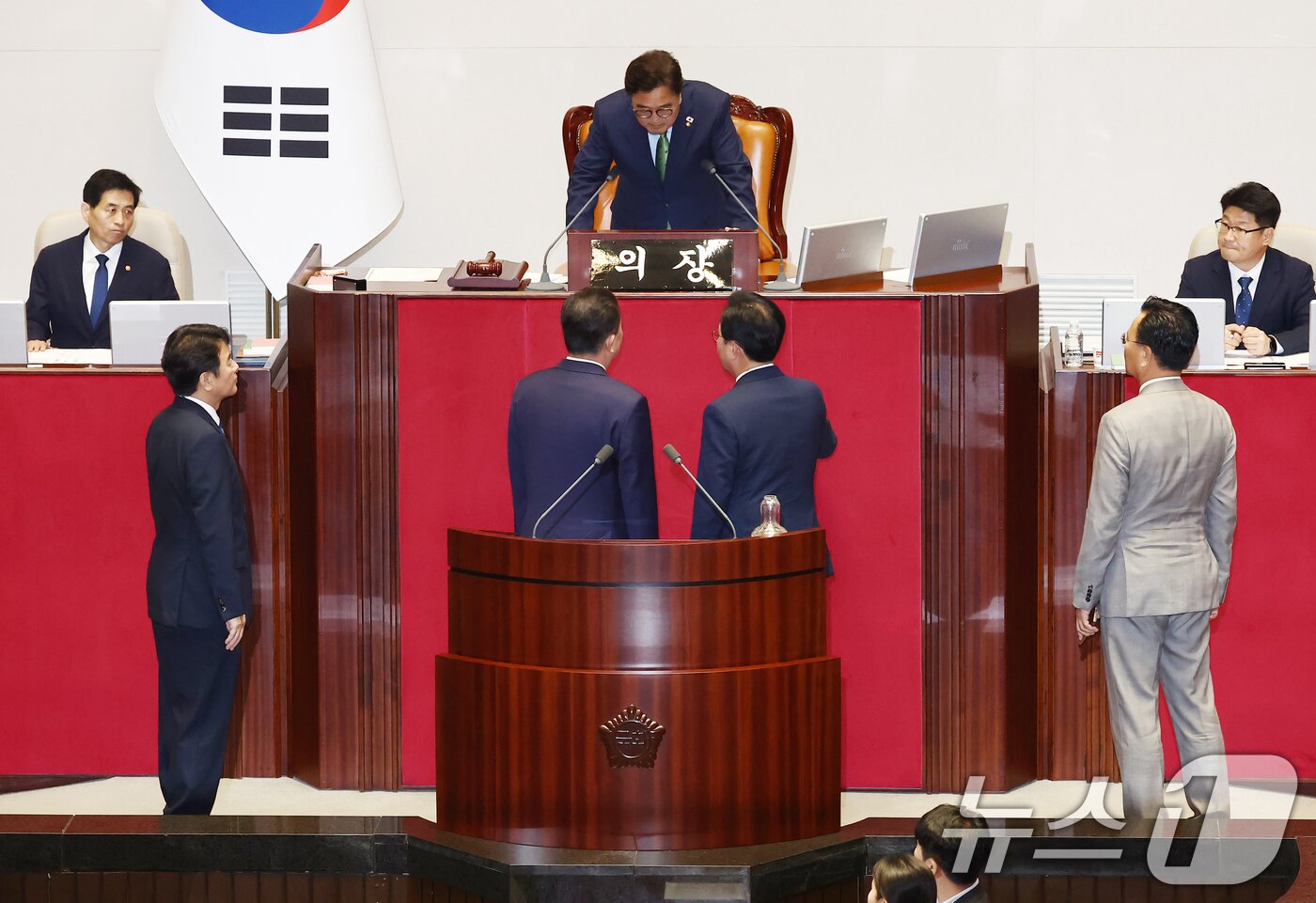 본문 이미지 - 우원식 국회의장이 27일 서울 여의도 국회에서 상임위원장 선출 관련 본회의 개의를 놓고 김병기 더불어민주당 원내대표, 문진석 원내수석부대와 송언석 국민의힘 원내대표, 유상범 원내수석부대표와 갈등을 빚고 있다. 2025.6.27/뉴스1 ⓒ News1 김민지 기자