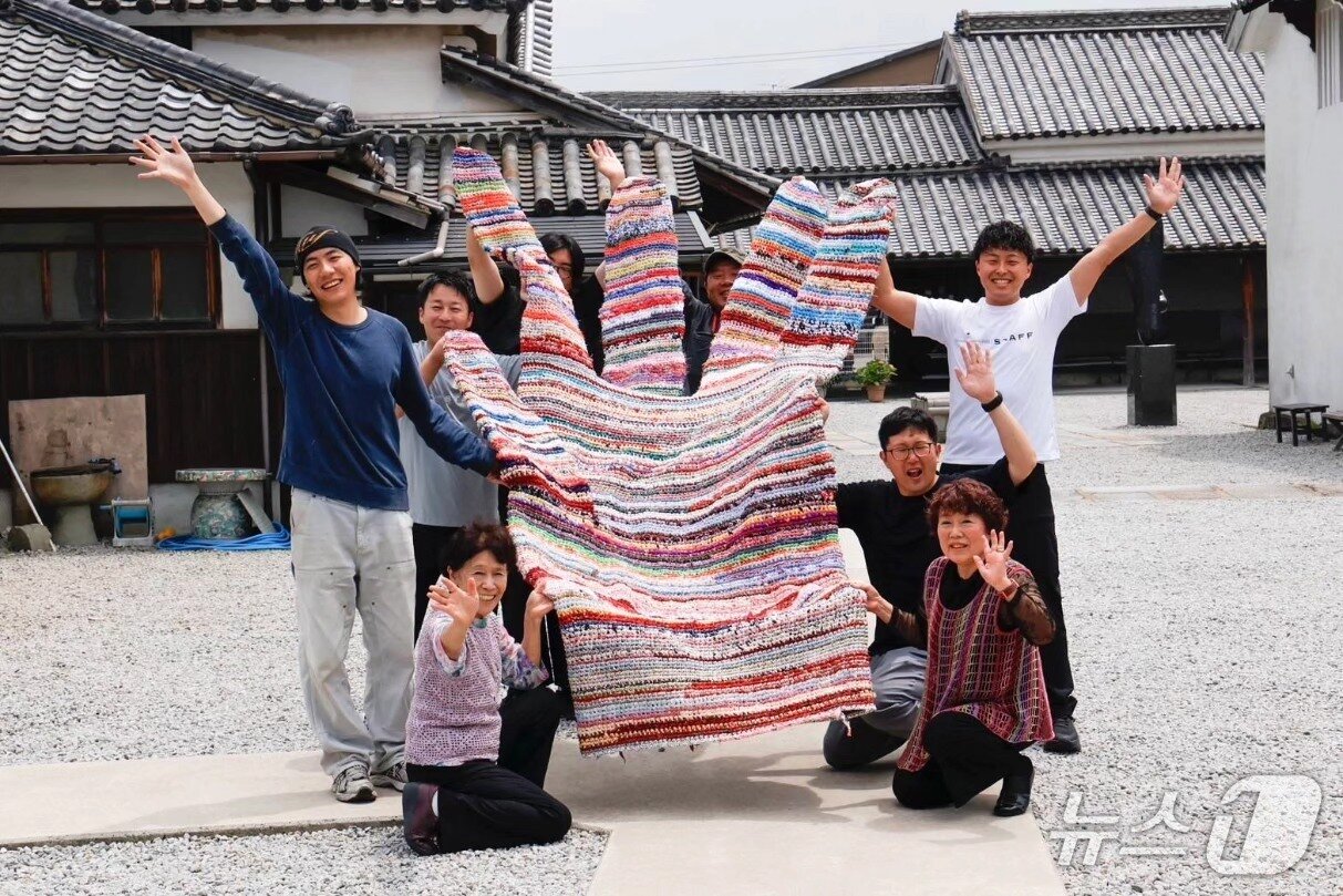 본문 이미지 - 올해부터 히키다지역이 예술제에 참여한다. 메이지 시대 장갑 산업을 시작한 이 지역 현재는 일본 내수 생산 점유율 90%를 차지할 만큼 발전했다.(세토우치 국제예술제 집행위원회 제공)