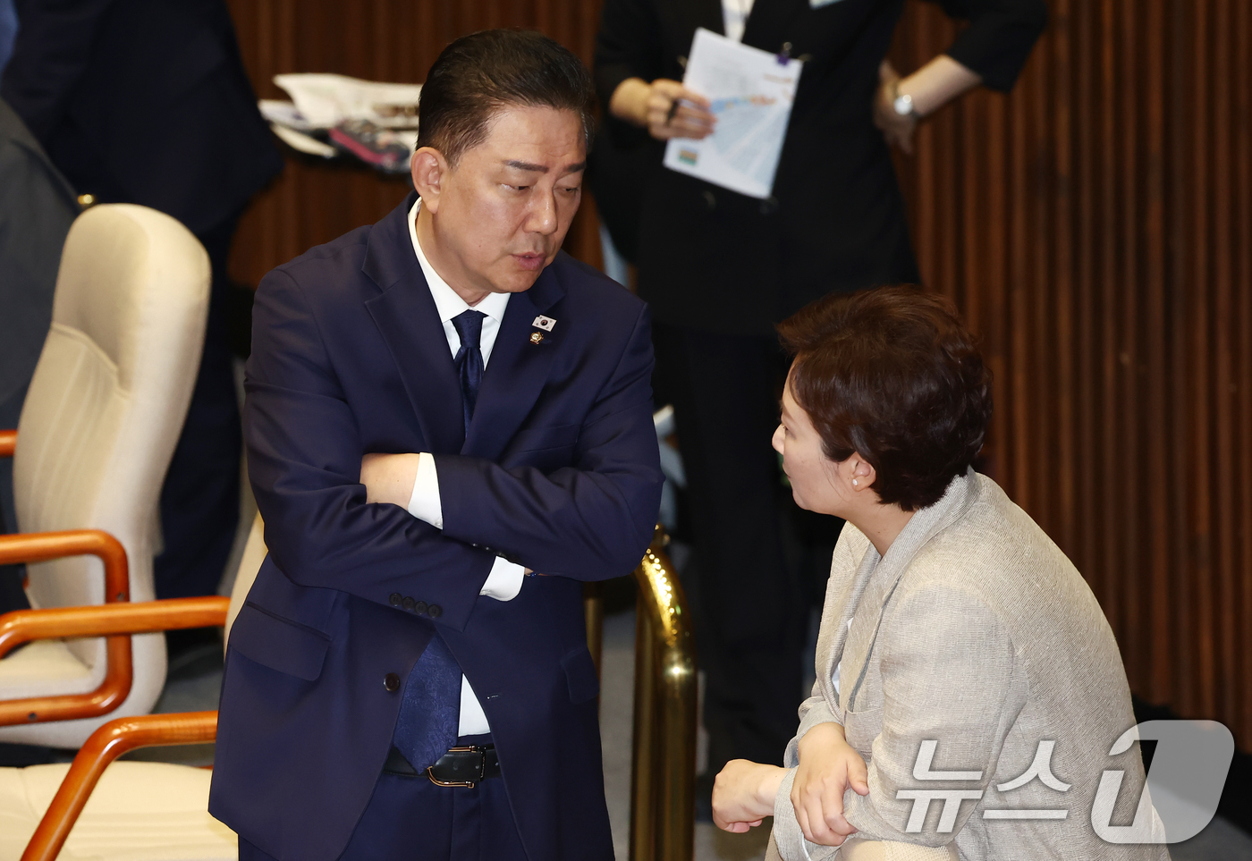 (서울=뉴스1) 김민지 기자 = 김병기 더불어민주당 대표 직무대행 겸 원내대표가 27일 서울 여의도 국회에서 열린 본회의에서 이언주 최고위원과 대화하고 있다. 2025.6.27/뉴 …