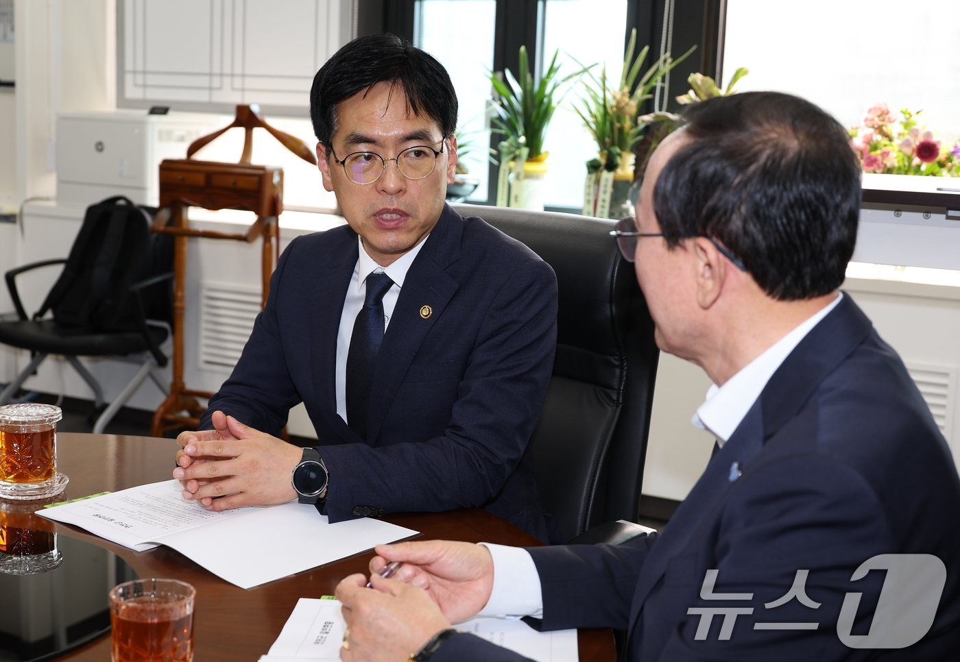 (서울=뉴스1) = 김민재 행정안전부장관 직무대행(왼쪽)이 27일 서울 종로구 정부서울청사에서 김덕현 연천군수와 연천지역의 주요 현안에 대해 논의하고 있다. (행정안전부 제공. 재 …