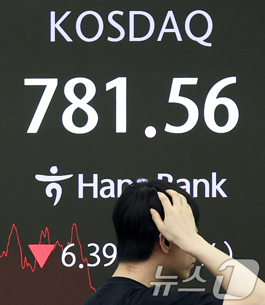 (서울=뉴스1) 오대일 기자 = 27일 오후 서울 중구 하나은행 본점 딜링룸 전광판에 코스닥 지수가 표시되고 있다.이날 코스피 지수는 전 거래일 대비 23.62포인트(0.77%) …