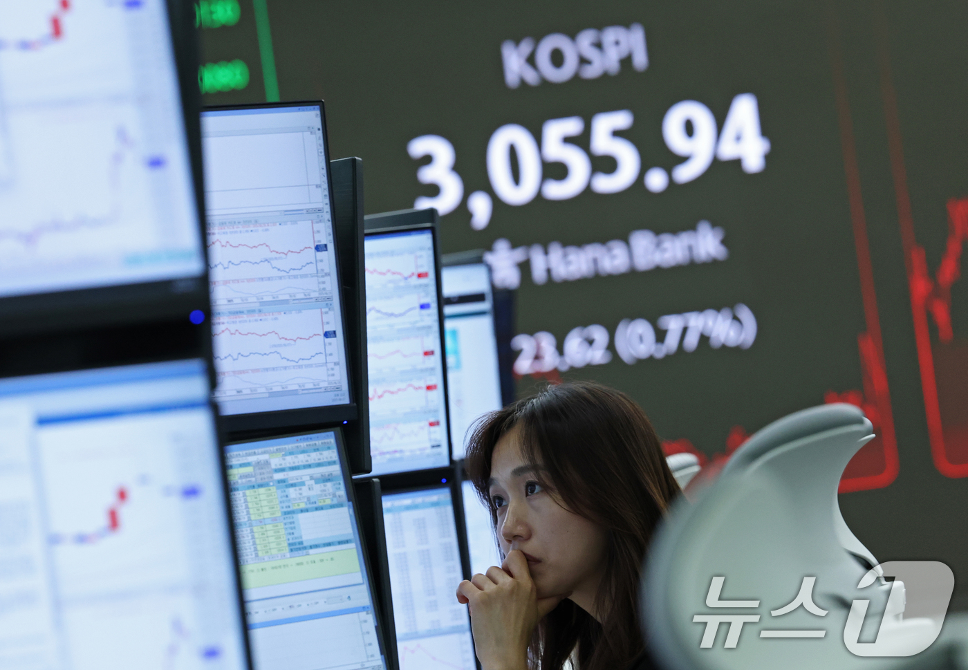 (서울=뉴스1) 오대일 기자 = 코스피가 외국인 매도세로 하락 마감한 27일 오후 서울 중구 하나은행 본점 딜링룸 전광판에 코스피 지수가 표시되고 있다.이날 코스피 지수는 전 거래 …