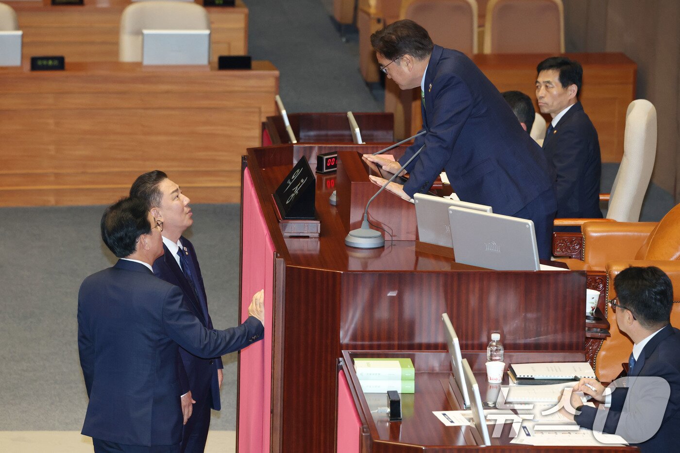 본문 이미지 - 우원식 국회의장과 김병기 더불어민주당 원내대표, 송언석 국민의힘 원내대표가 27일 오후 서울 여의도 국회에서 열린 본회의에서 상임위원장 선출과 관련해 대화하고 있다. 이날 국민의힘 의원들은 본회의에 불참했다. 2025.6.27/뉴스1 ⓒ News1 이광호 기자