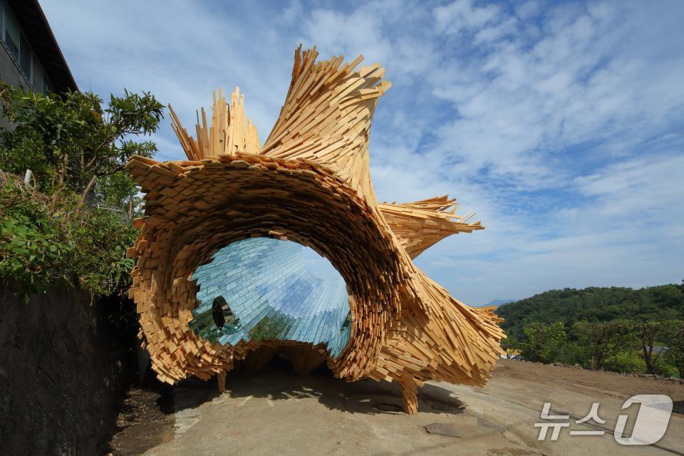 본문 이미지 - 이부키섬에 자리한 타카시 쿠리바야시의 이부키 나무(Keizo Kioku 제공)