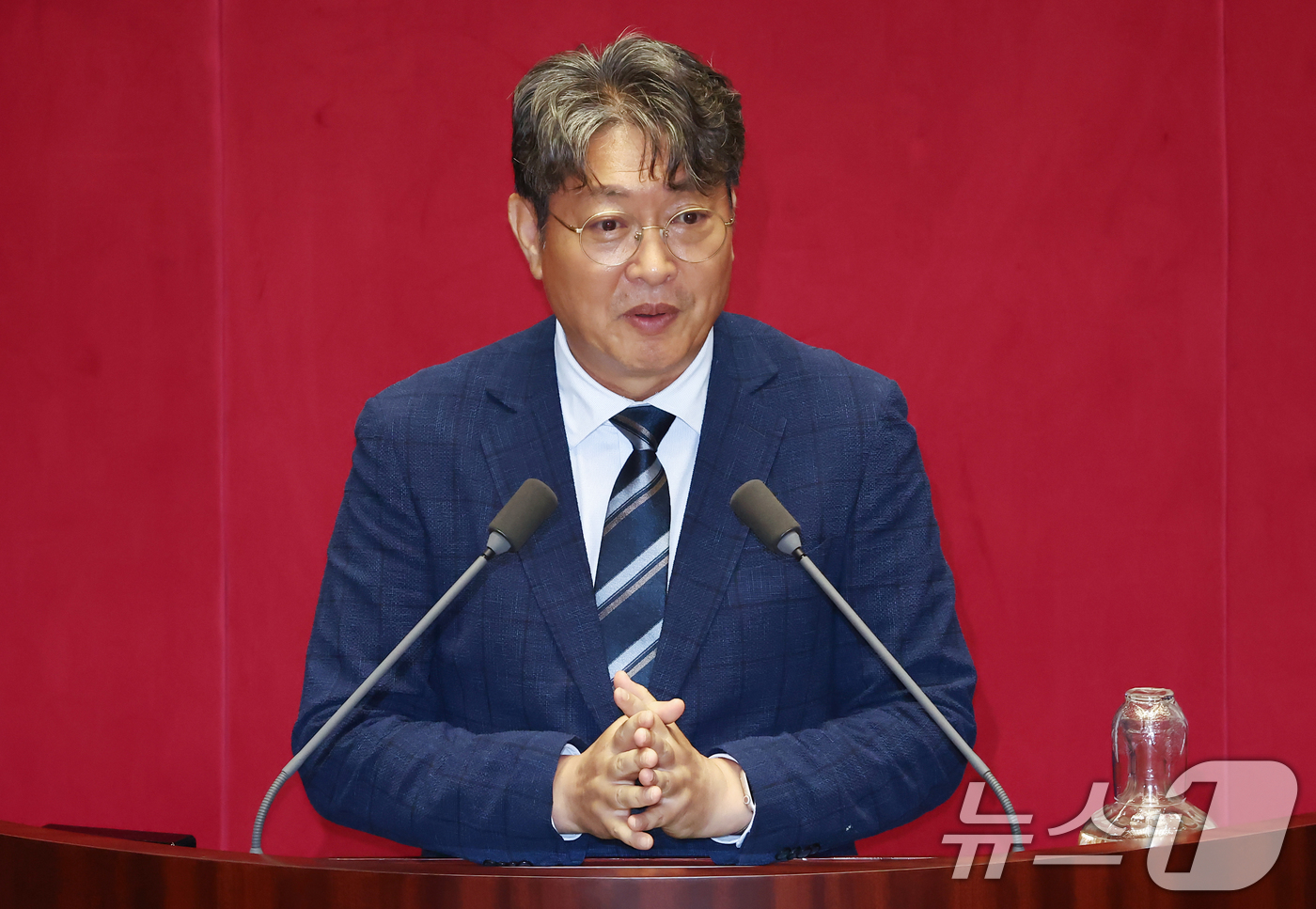 (서울=뉴스1) 김민지 기자 = 국회 법제사법위원장에 당선된 이춘석 더불어민주당 의원이 27일 오후 서울 여의도 국회에서 열린 본회의에서 당선 인사말을 하고 있다. 2025.6.2 …