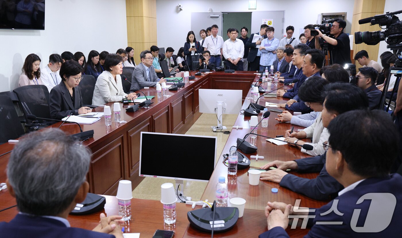 본문 이미지 - 송미령 농림축산식품부 장관이 27일 오후 서울 여의도 국회 의원회관에서 열린 당정협의회에서 발언하고 있다. 송 장관은 이날 양곡관리법, 농수산물 유통 및 가격안정에 관한 법률&#40;농안법&#41; 개정안 등 &#39;농업 4법&#39;에 대한 입장을 밝힐 예정이다. 2025.6.27/뉴스1 ⓒ News1 신웅수 기자