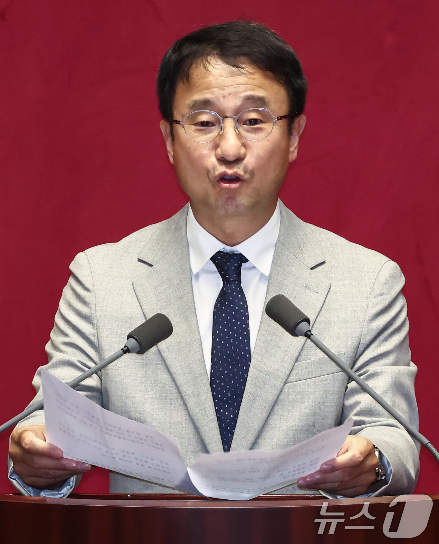 (서울=뉴스1) 김민지 기자 = 국회 예산결산특별위원장에 당선된 한병도 더불어민주당 의원이 27일 오후 서울 여의도 국회에서 열린 본회의에서 당선 인사말을 하고 있다. 2025.6 …