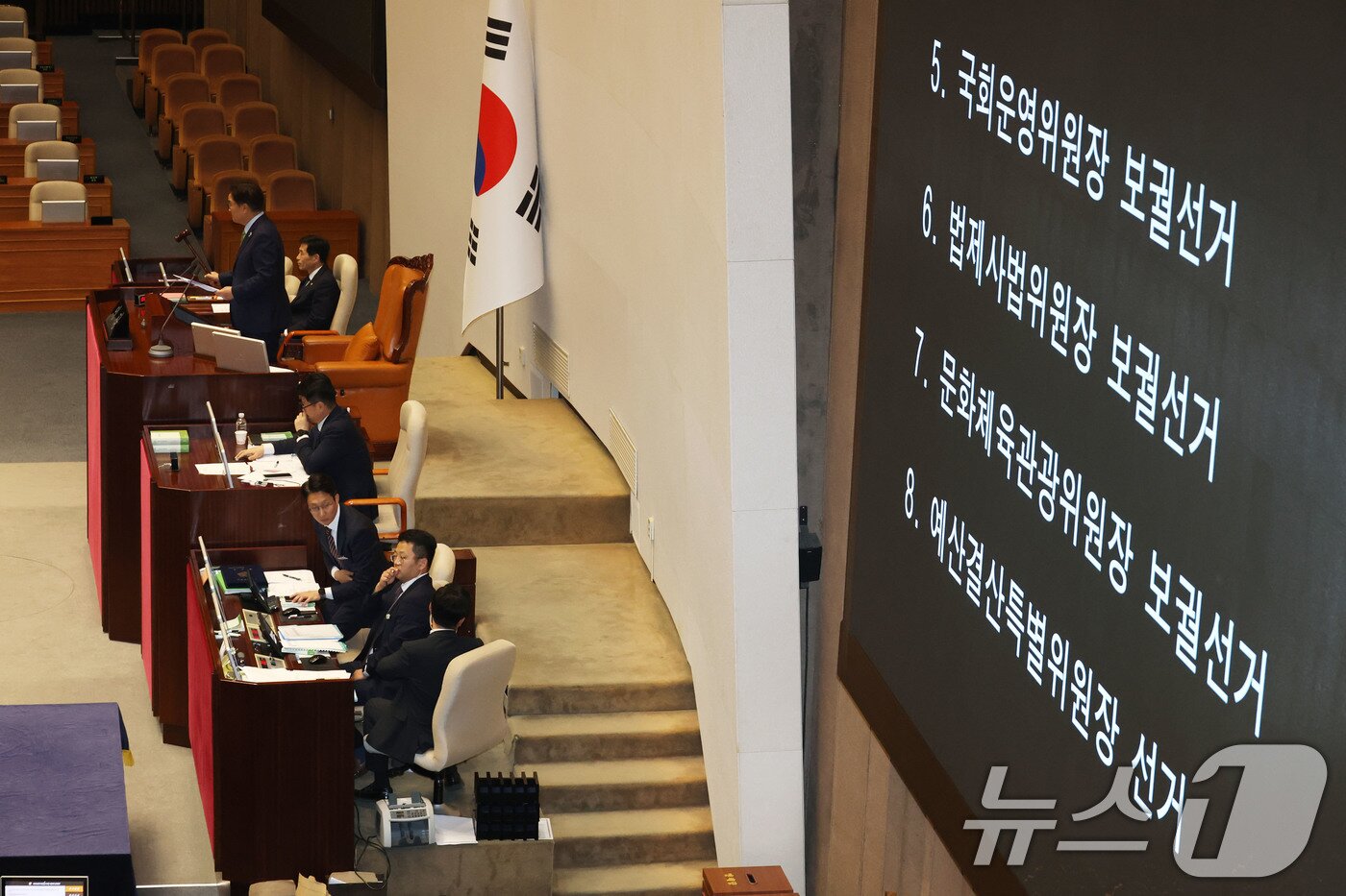 본문 이미지 - 우원식 국회의장이 27일 오후 서울 여의도 국회에서 열린 본회의에서 국회운영위원장과 법제사법위원장,문화체육관광위원장,예산결산특별위원장 선출 투표 결과를 발표하며 의사봉을 두드리고 있다. 이날 국회운영위원장에는 김병기 더불어민주당 원내대표, 법사위원장에는 더불어민주당 이춘석 의원, 문체위원장에는 김교흥 더불어민주당 의원, 예결특위위원장에는 더불어민주당 한병도 의원이 선출됐다. 2025.6.27/뉴스1 ⓒ News1 이광호 기자