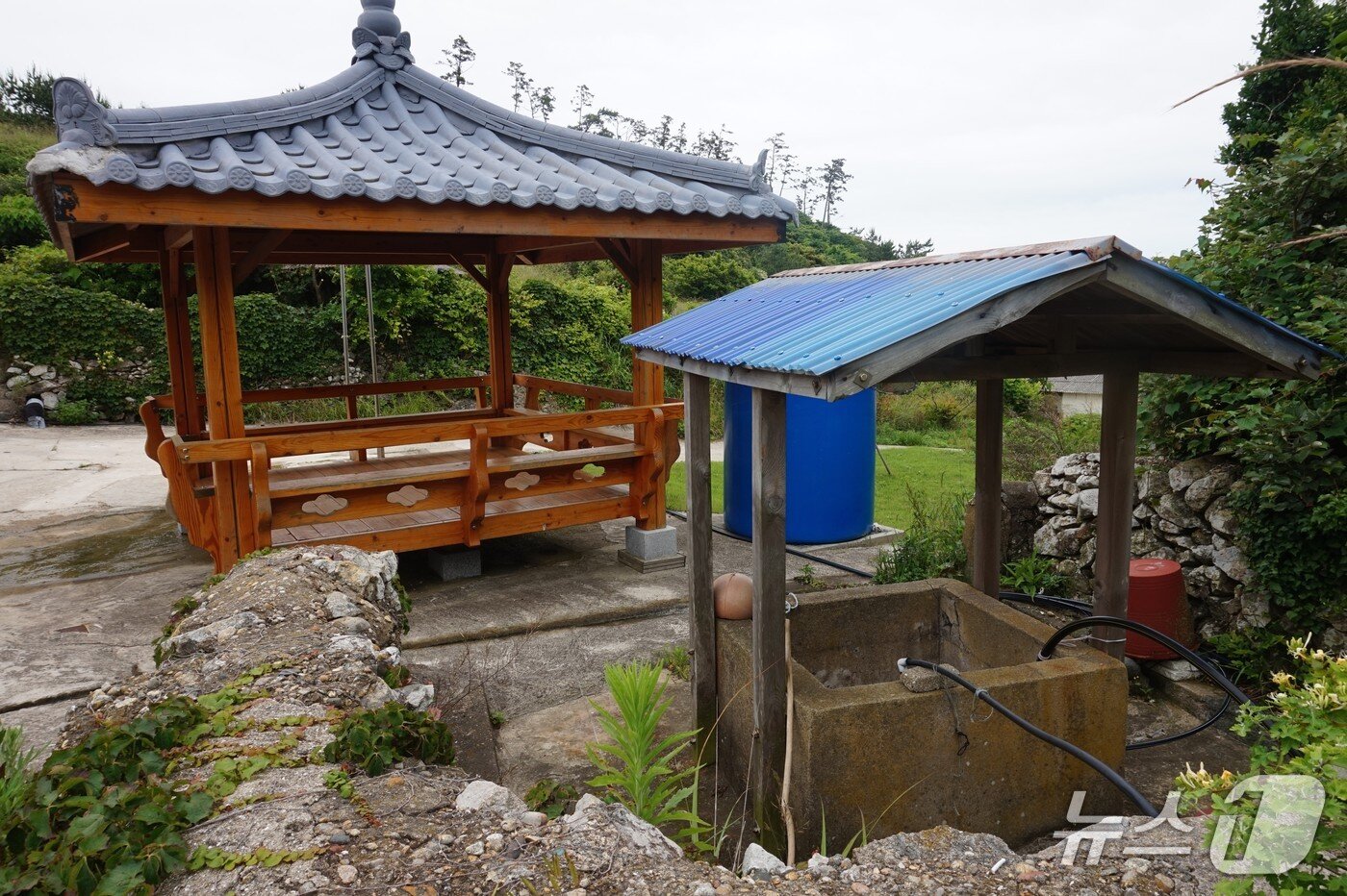 본문 이미지 - &#39;안동네&#39;의 우물터와 정자. 2025.6.27/뉴스1 ⓒ News1 조영석 기자