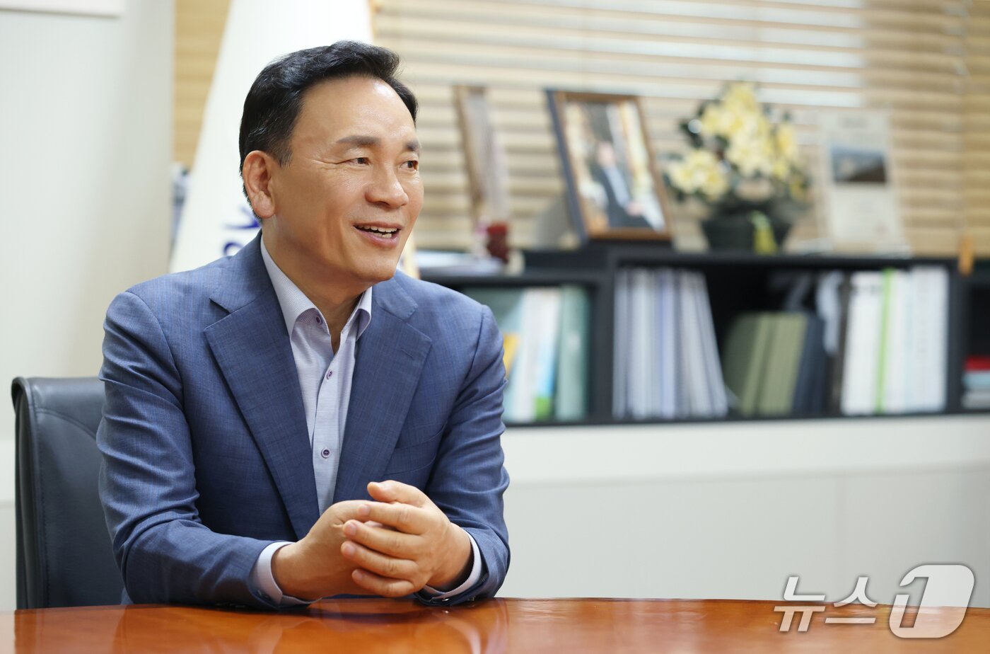 본문 이미지 - 조성명 강남구청장이 강남구청 집무실에서 뉴스1과 인터뷰를 하고 있다.&#40;강남구청 제공&#41;