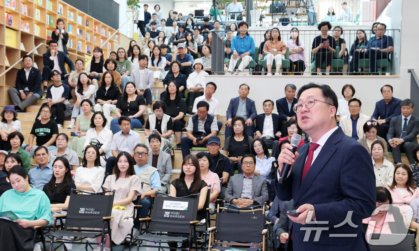 본문 이미지 - 이장우 대전시장이 27일 동대전도서관에서 민선 8기 3주년을 맞아 ‘함께 만든 3년, 함께 여는 미래’를 주제로 시민과 공유하고 남은 과제에 대해 브리핑 하고 있다. 2025.6.27/뉴스1 ⓒ News1 김기태 기자