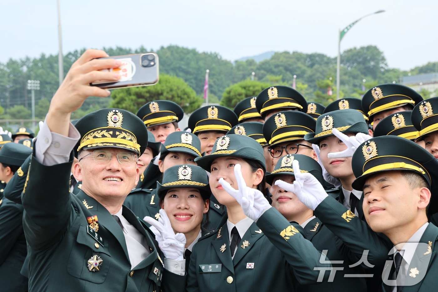 (서울=뉴스1) = 육군은 27일 고창준 육군참모총장 직무대리 주관으로 충북 괴산군 소재 육군학생군사학교에서 '2025년 대한민국 육군장교 통합임관식'을 실시했다고 밝혔다.신임장교 …