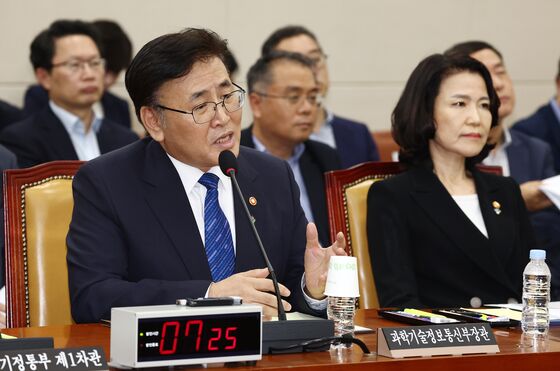 유상임 과기장관 "SKT 위약금 관련 입장, 7월4일쯤 발표"
