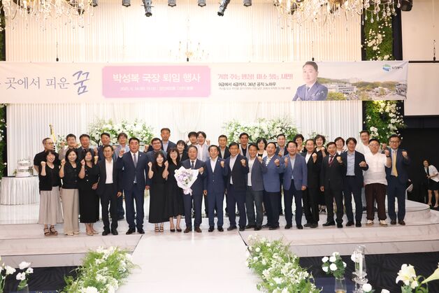 '36년 공직 노하우' 담은 책 내고 퇴임한 박성복 의정부시 국장