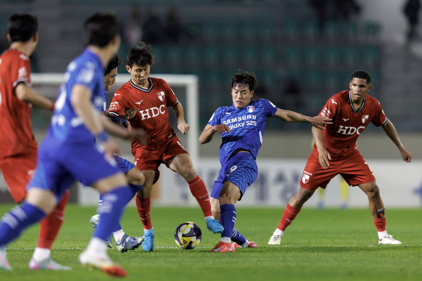 본문 이미지 - 현재의 위치보다 더 높은 곳을 바라보고 있는 부산이 경쟁자 수원삼성과 원정경기를 치른다. 올 시즌 부산은 원정에서 &#39;무패&#39;를 달리고 있다. &#40;한국프로축구연맹 제공&#41;