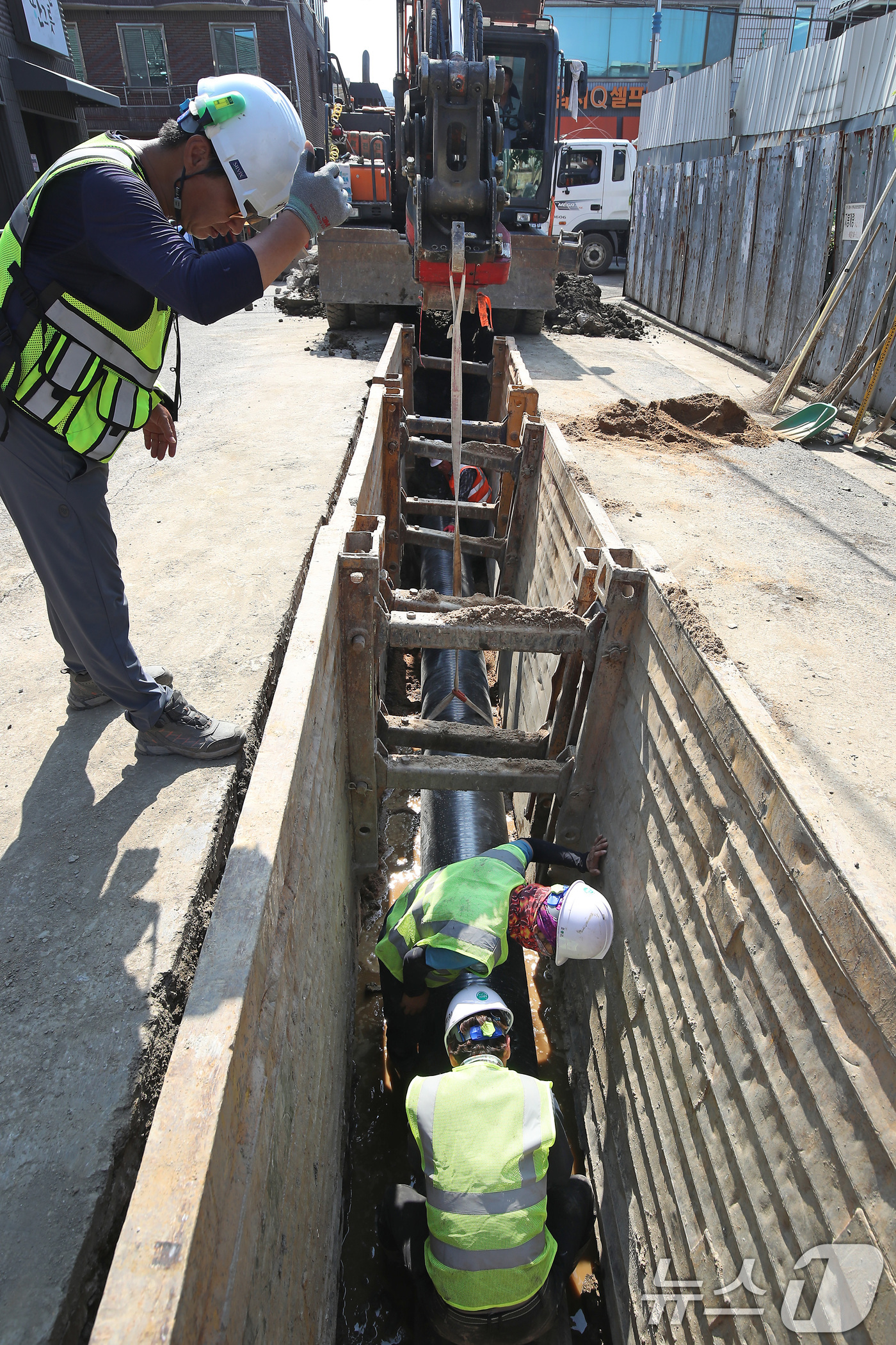 (대구=뉴스1) 공정식 기자 = 27일 오후 대구 수성구 상동 주택가 하수도 공사 현장에서 신천우안 중점관리지역 하수관로 정비공사가 진행되고 있다. 이 지역은 과거 침수 피해가 발 …