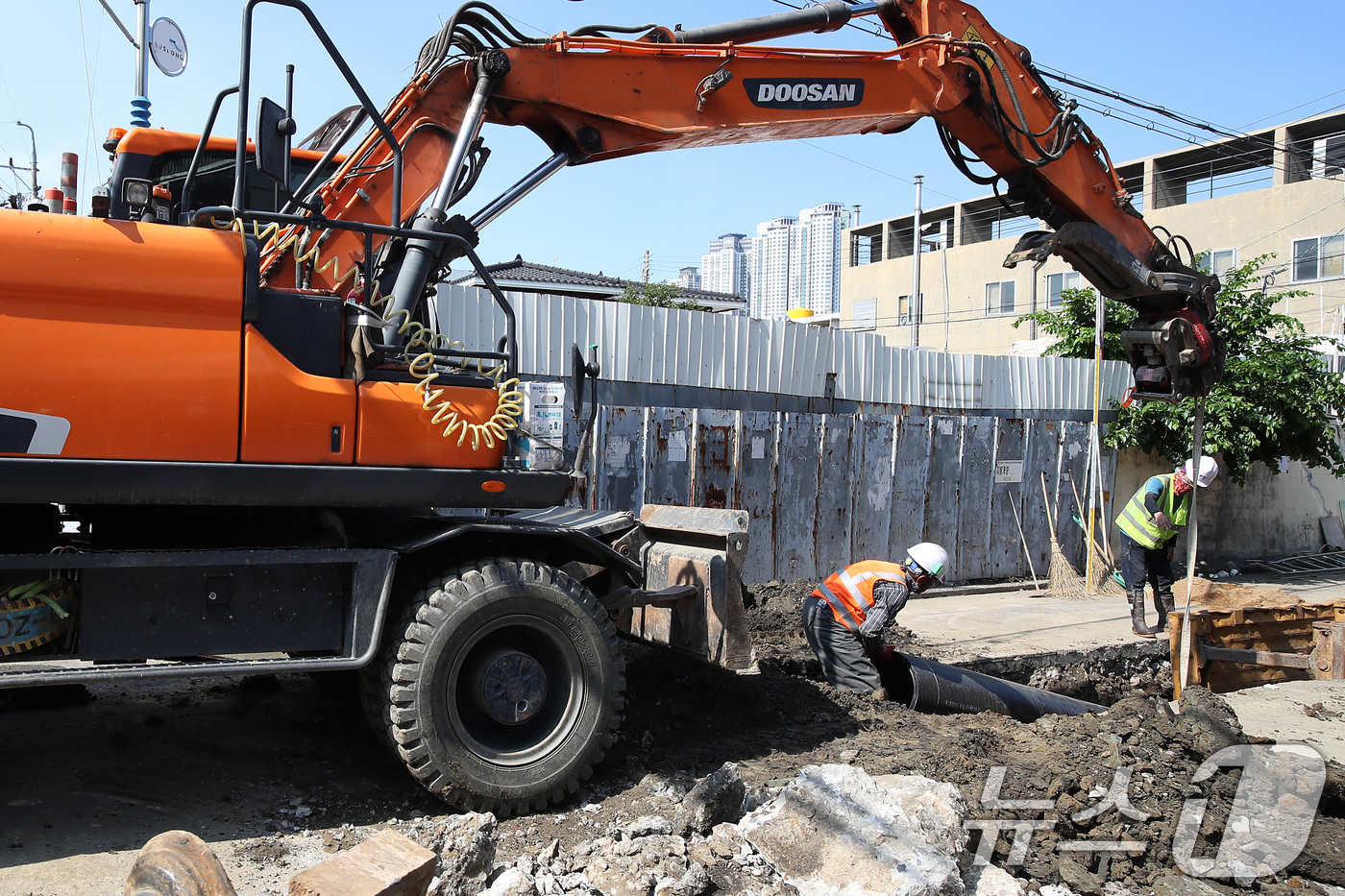 (대구=뉴스1) 공정식 기자 = 27일 오후 대구 수성구 상동 주택가 하수도 공사 현장에서 신천우안 중점관리지역 하수관로 정비공사가 진행되고 있다. 이 지역은 과거 침수 피해가 발 …
