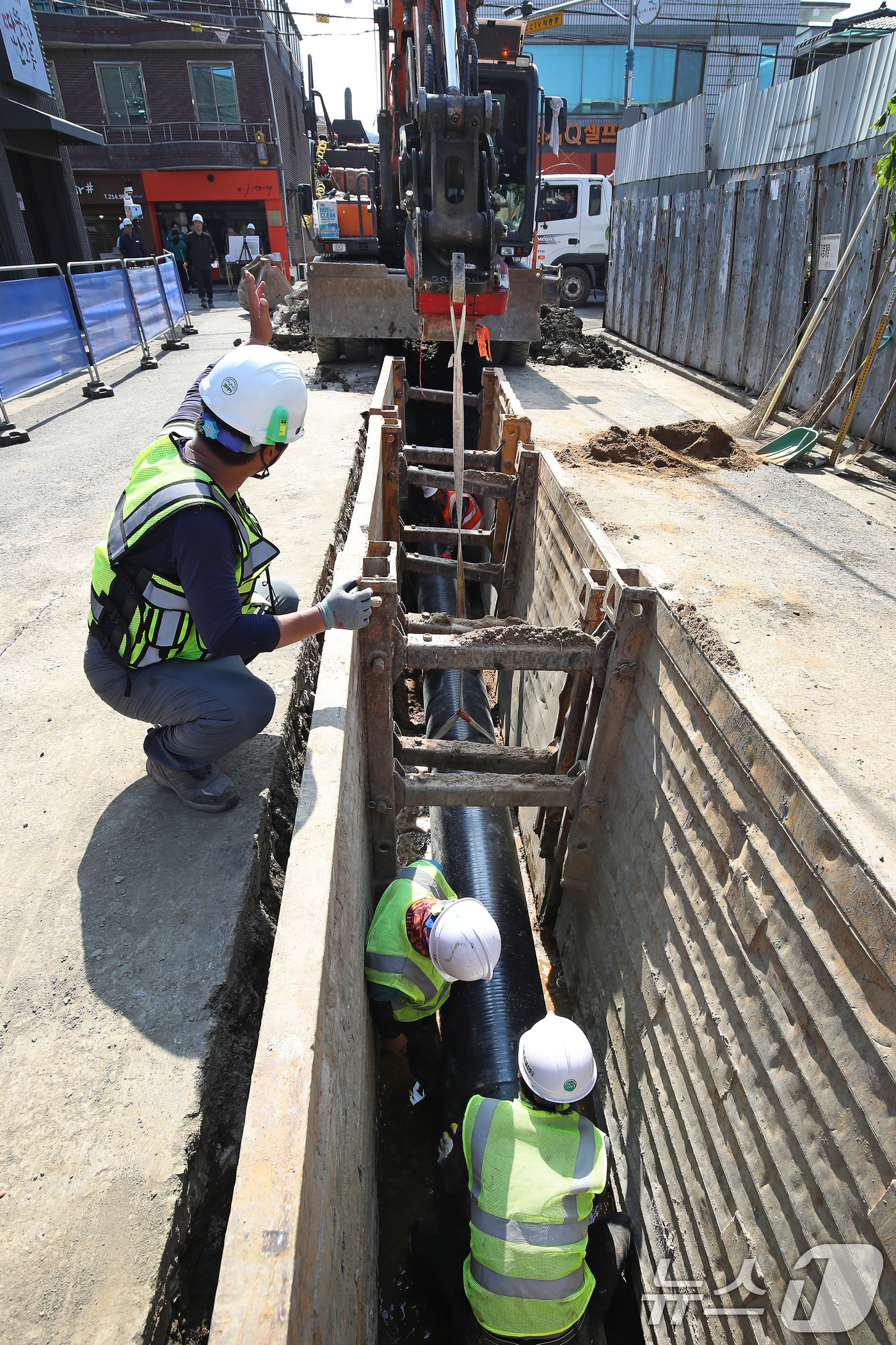 (대구=뉴스1) 공정식 기자 = 27일 오후 대구 수성구 상동 주택가 하수도 공사 현장에서 신천우안 중점관리지역 하수관로 정비공사가 진행되고 있다. 이 지역은 과거 침수 피해가 발 …