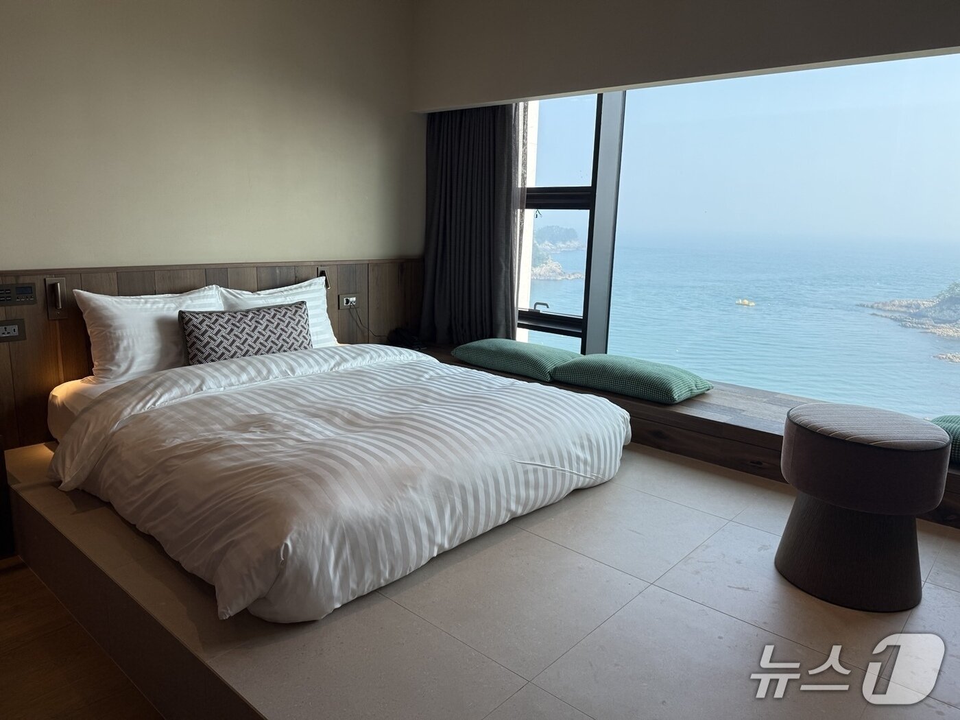 본문 이미지 - 쏠비치남해 빌라 객실 중 루나 복츰 오션룸의 침실. ⓒ 뉴스1 김형준 기자