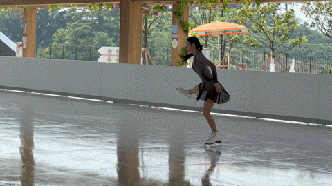 본문 이미지 - 쏠비치남해의 '아이스비치'에서 전 피겨스케이팅 국가대표 최다빈이 스케이팅 시범을 보이고 있다. ⓒ 뉴스1 김형준 기자