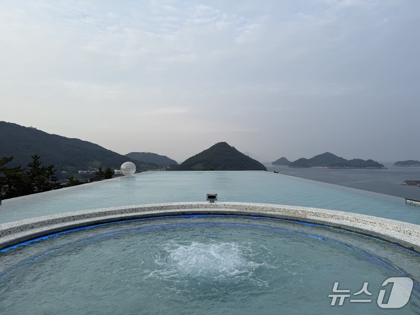 본문 이미지 - 쏠비치남해의 인피니티풀 전경. ⓒ 뉴스1 김형준 기자