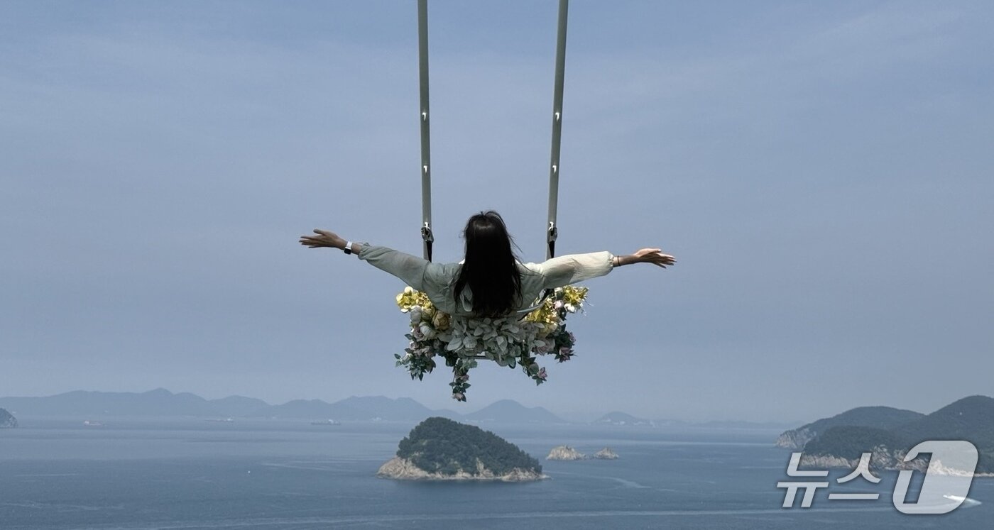 본문 이미지 - 쏠비치남해 인근에 위치한 설리스카이워크에서 한 방문객이 그네를 타고 있다. ⓒ 뉴스1 김형준 기자