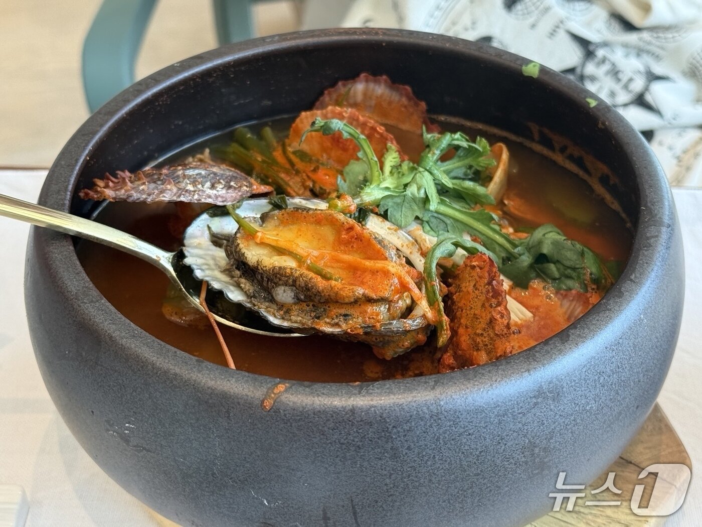 본문 이미지 - 쏠비치남해 '소울다이닝 바래'에서 맛볼 수 있는 해물뚝배기. ⓒ 뉴스1 김형준 기자