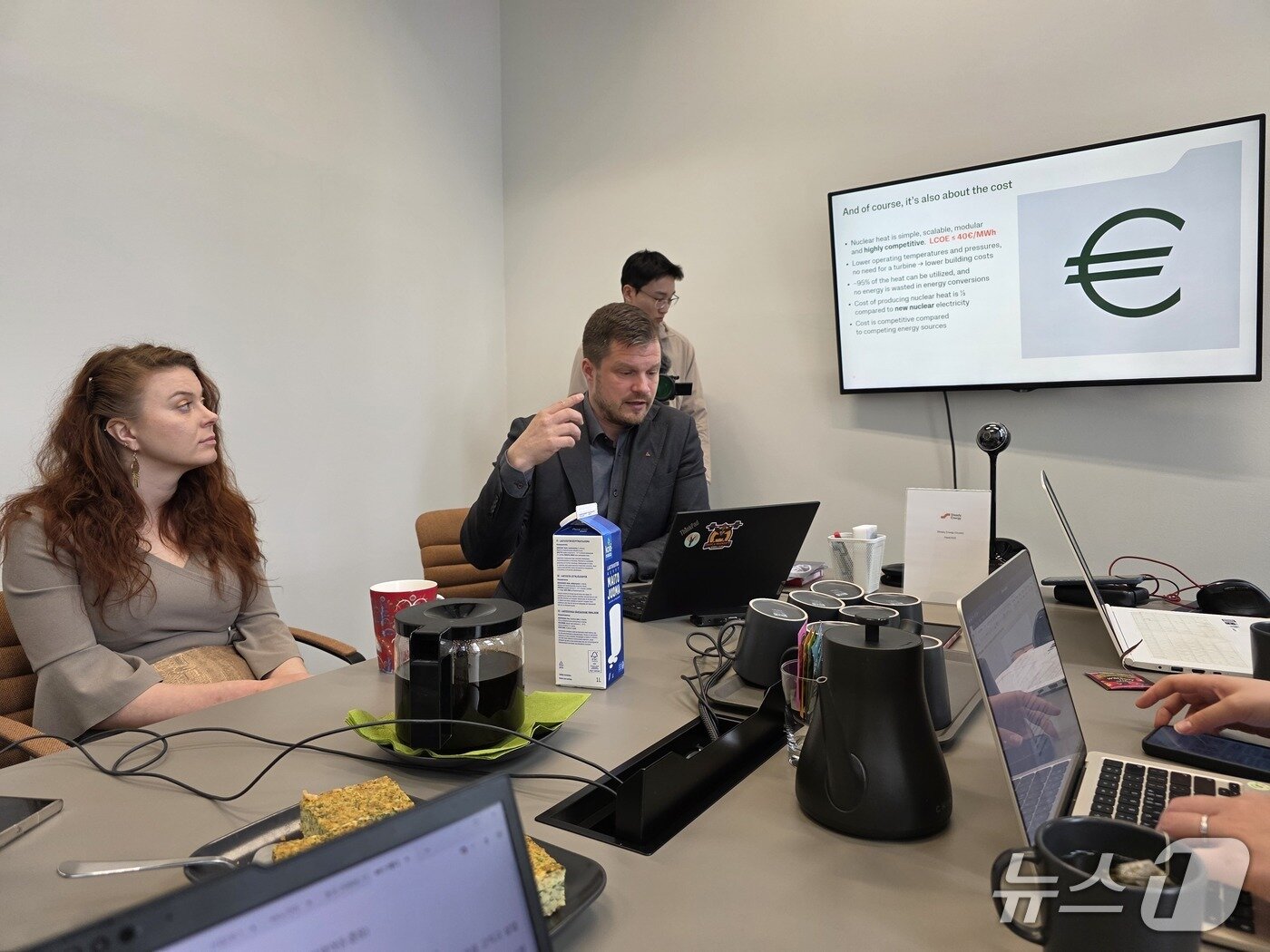 본문 이미지 - 라우리 무라넨(Lauri Muranen) 스테디 에너지 대외협력 책임자가 지난 9일 한국언론진흥재단 디플로마 '기후 테크' 일정으로 스테디에너지를 방문한 한국 취재진에게 발표를 하고 있다. ⓒ News1 이형진 기자