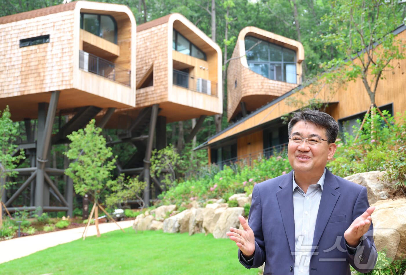 본문 이미지 - 오승록 노원구청장이 서울 노원구 수락휴 트리하우스 앞에서 뉴스1과 인터뷰를 하고 있다. 2025.6.27/뉴스1 ⓒ News1 권현진 기자