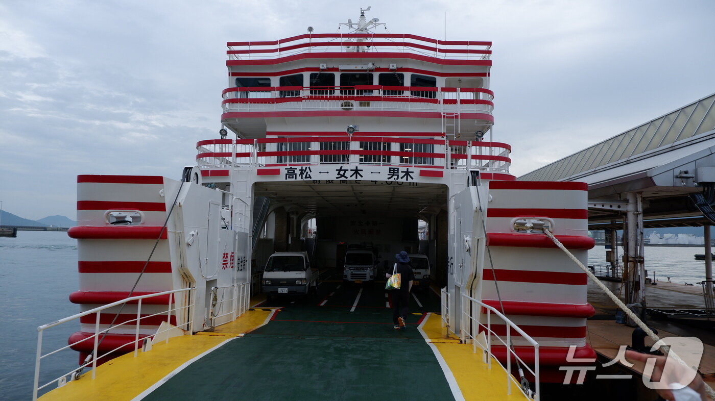 본문 이미지 - 다카마쓰항에서 오기지마와 메기지마를 오고가는 페리ⓒ News1 윤슬빈 기자