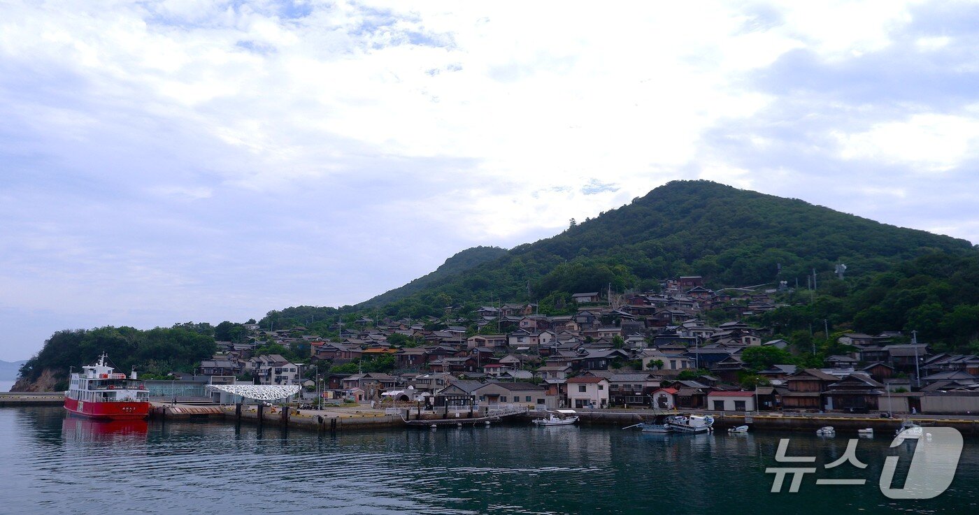 본문 이미지 - 페리를 타고 도착한 오기지마ⓒ News1 윤슬빈 기자