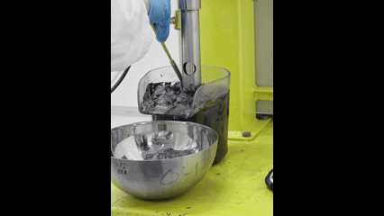 본문 이미지 - 로드리고 세르나 게레로(Rodrigo Serna Guerrero) 알토대학교 광물처리학과 부교수의 한 연구원이 지난 10일 한국언론진흥재단 디플로마 '기후 테크' 일정으로 알토 대학교를 방문한 한국 취재진에게 폐배터리 블랙매스에서 그래파이트를 채취하는 과정을 보여주고 있다. ⓒ News1 이형진 기자