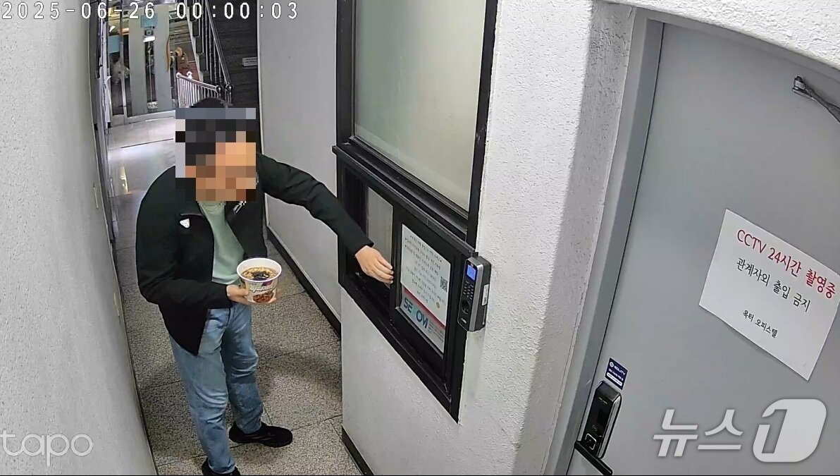 본문 이미지 - 지난 26일 새벽 짜장 컵라면을 건물 1층 계단에 던지는 A 씨의 모습. (B 씨 제공)