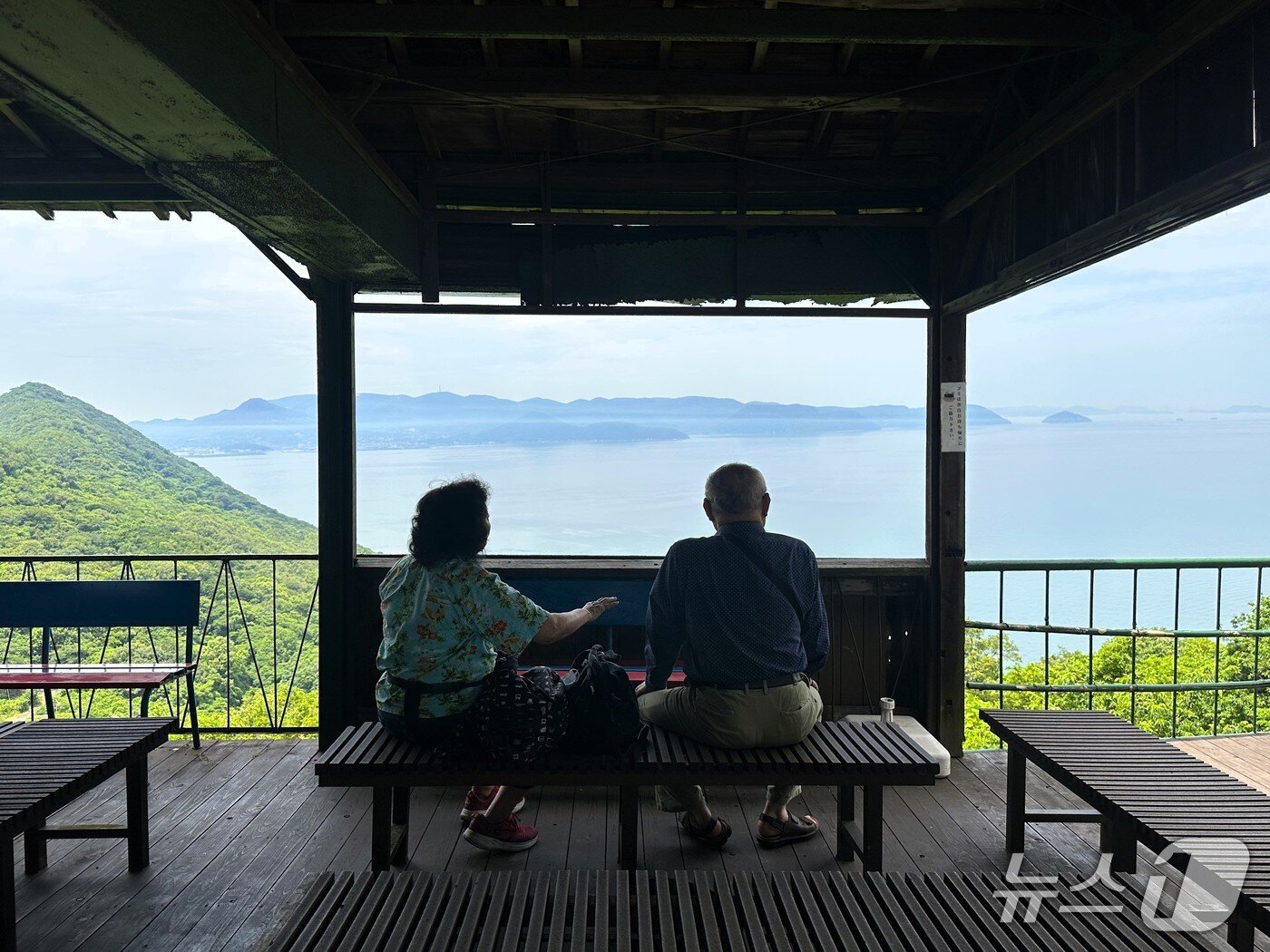본문 이미지 - 도깨비 동굴 앞에 쉴 수 있는 공간ⓒ News1 윤슬빈 기자