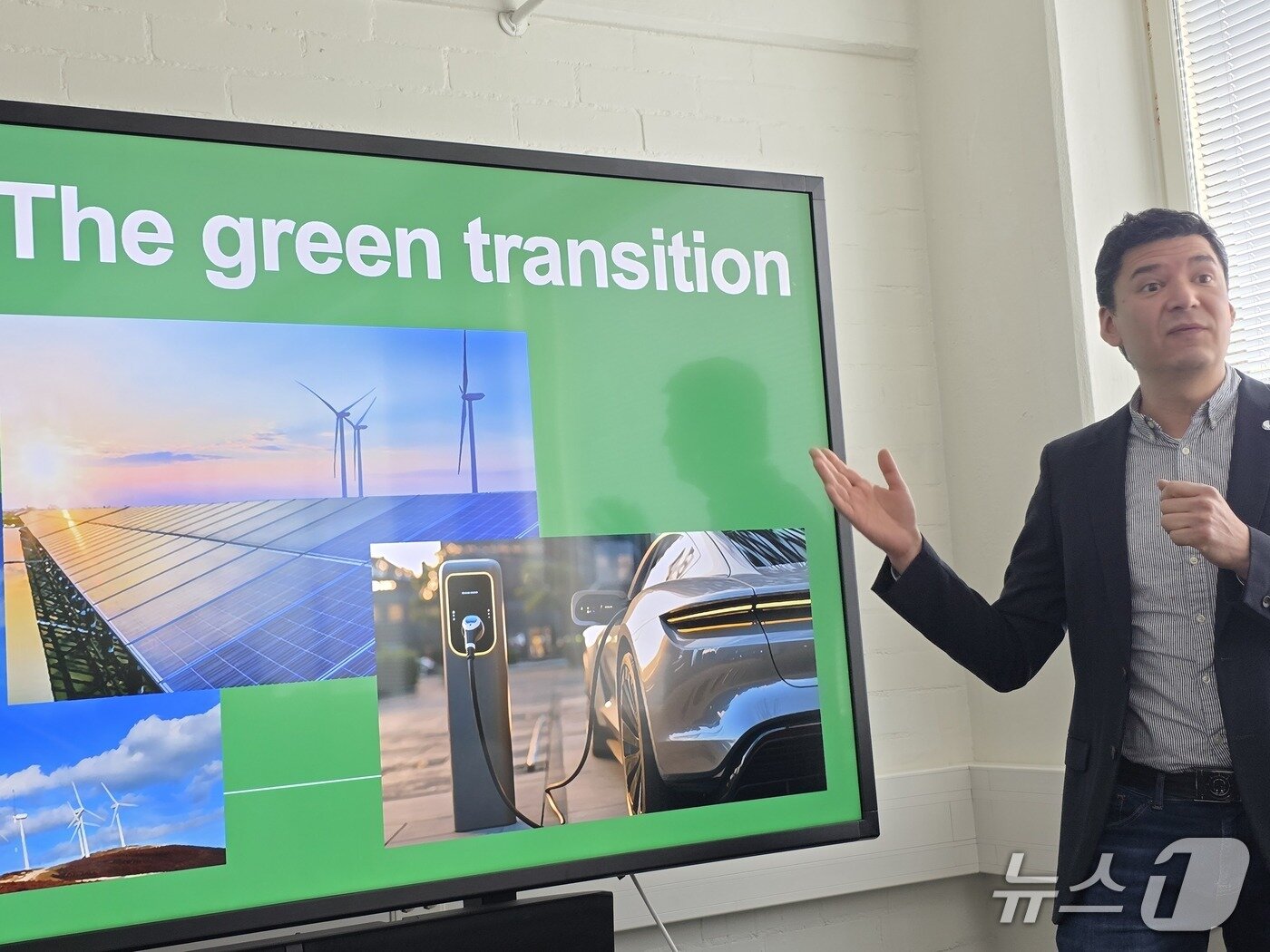 본문 이미지 - 로드리고 세르나 게레로(Rodrigo Serna Guerrero) 알토대학교 광물처리학과 부교수가 지난 10일 한국언론진흥재단 디플로마 '기후 테크' 일정으로 알토 대학교를 방문한 한국 취재진에게 배터리 순환에 대한 내용을 발표하고 있다. ⓒ News1 이형진 기자