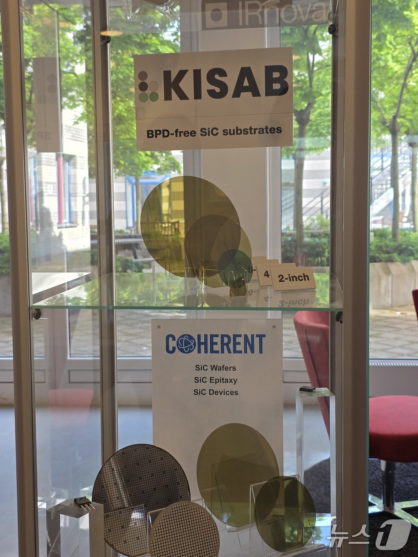 본문 이미지 - RISE 실험실 초입에 놓여져 있는 반도체 웨이퍼. ⓒ News1 이형진 기자