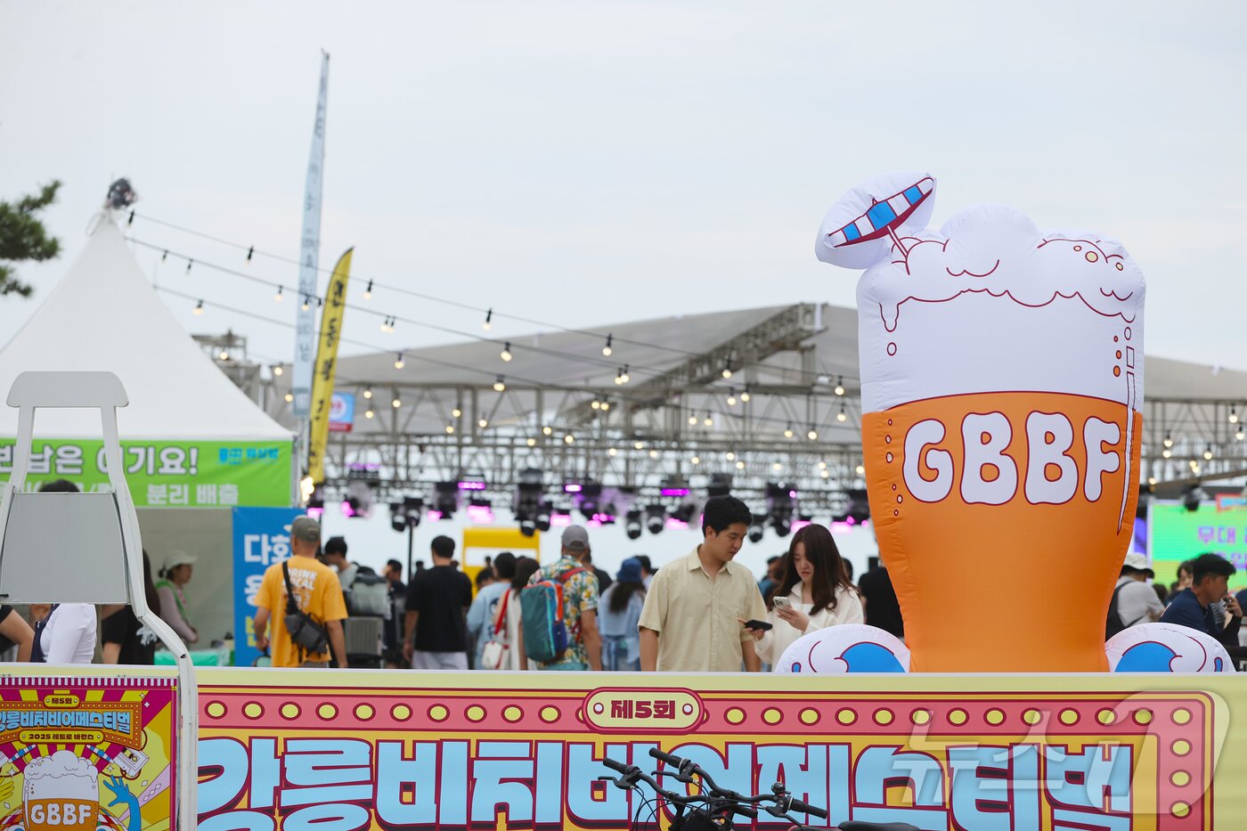 본문 이미지 - 강원 강릉 경포해수욕장에서 27일 개막한 강릉 비치비어 페스티벌을 찾은 나들이객들이 시원한 바다를 바라보며 맥주 한잔을 즐기고 있다.(강릉시 제공, 재판매 및 DB 금지) 2025.6.27/뉴스1 ⓒ News1 윤왕근 기자