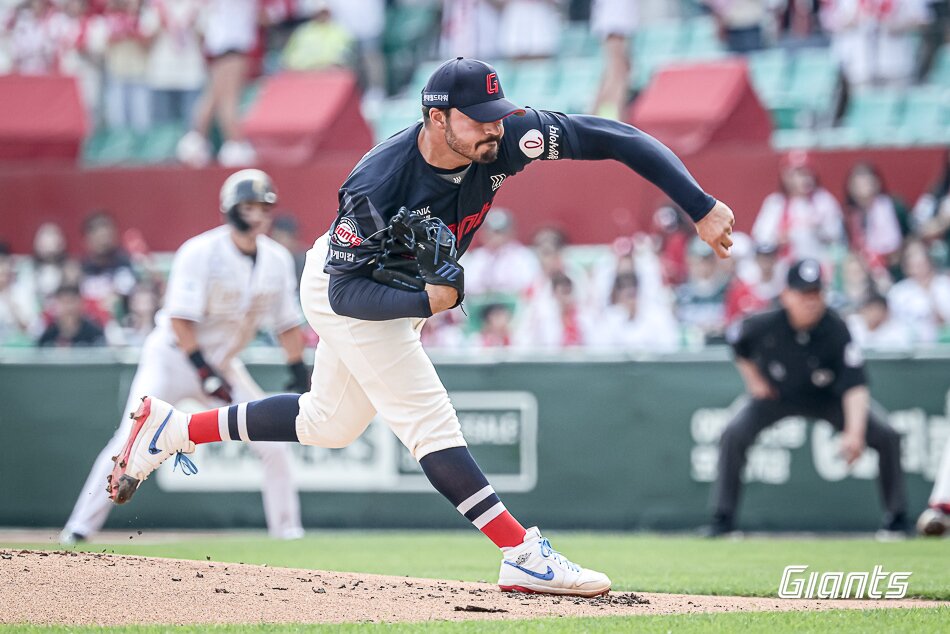 본문 이미지 - 롯데 자이언츠 외국인 투수 알렉 감보아는 6월 한 달간 5경기에 등판해 30⅓이닝 5승 30탈삼진 평균자책점 1.72로 활약했다. (롯데 자이언츠 제공)