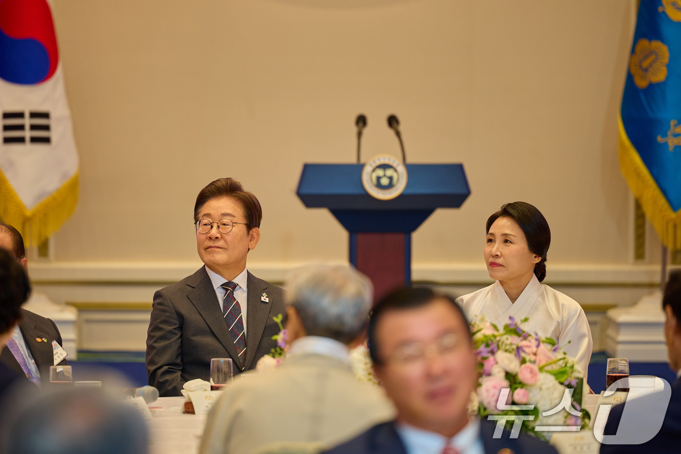 (서울=뉴스1) 허경 기자 = 이재명 대통령과 부인 김혜경 여사가 27일 청와대 영빈관에서 열린 '호국보훈의 달, 대통령의 초대' 행사에 참석해 있다. (대통령실 제공. 재판매 및 …