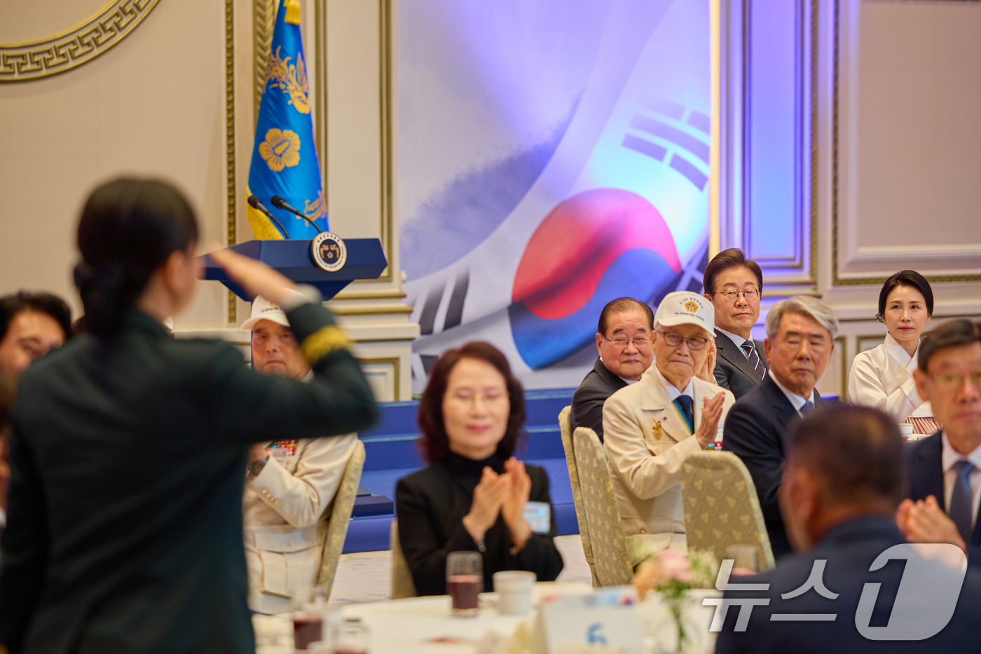 (서울=뉴스1) 허경 기자 = 이재명 대통령과 부인 김혜경 여사가 27일 청와대 영빈관에서 열린 '호국보훈의 달, 대통령의 초대' 행사에서 감사 편지를 낭독 뒤 거수경례하는 한윤서 …