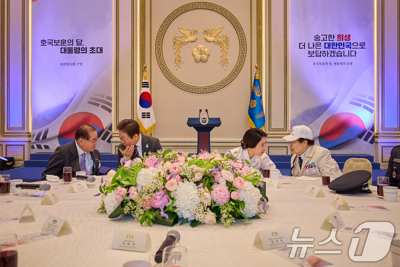 (서울=뉴스1) 허경 기자 = 이재명 대통령과 부인 김혜경 여사가 27일 청와대 영빈관에서 열린 '호국보훈의 달, 대통령의 초대' 행사에서 참석자들과 대화하고 있다. (대통령실 제 …