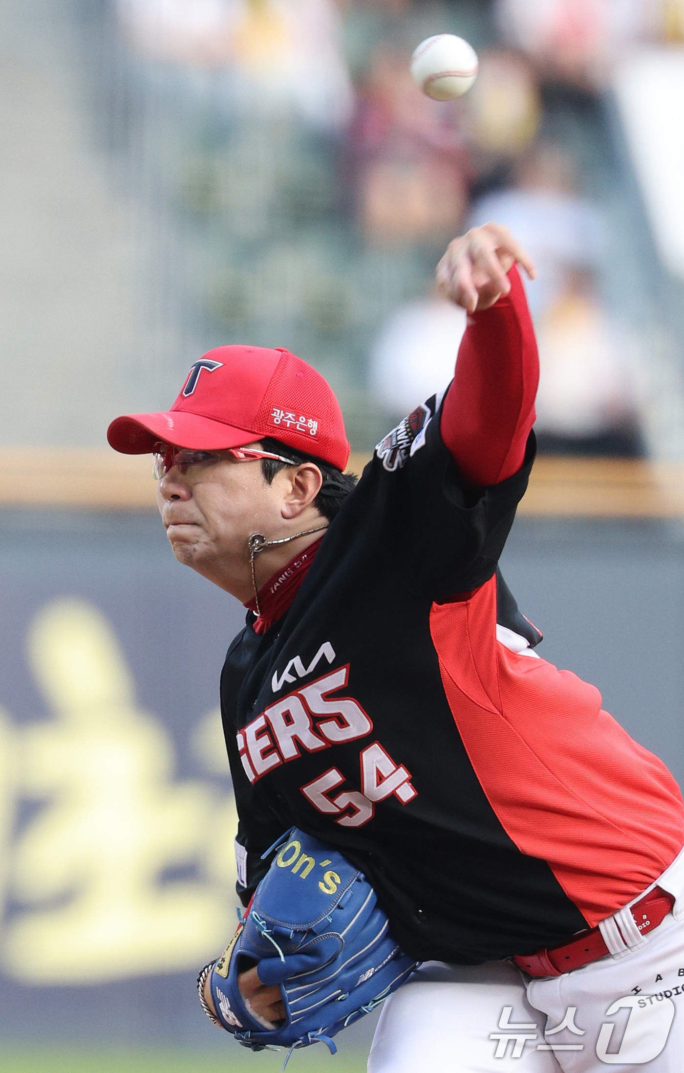 (서울=뉴스1) 신웅수 기자 = 27일 오후 서울 잠실야구장에서 열린 프로야구 '2025 신한 SOL뱅크 KBO 리그' KIA와 LG의 경기에서 KIA 선발 양현종이 역투하고 있다 …