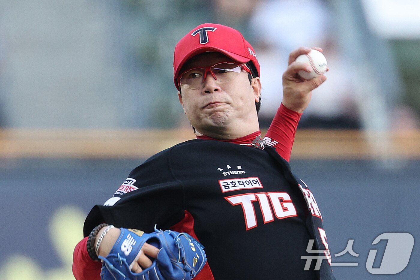 본문 이미지 - 27일 오후 서울 잠실야구장에서 열린 프로야구 &#39;2025 신한 SOL뱅크 KBO 리그&#39; KIA와 LG의 경기에서 KIA 선발 양현종이 역투하고 있다. 2025.6.27/뉴스1 ⓒ News1 신웅수 기자